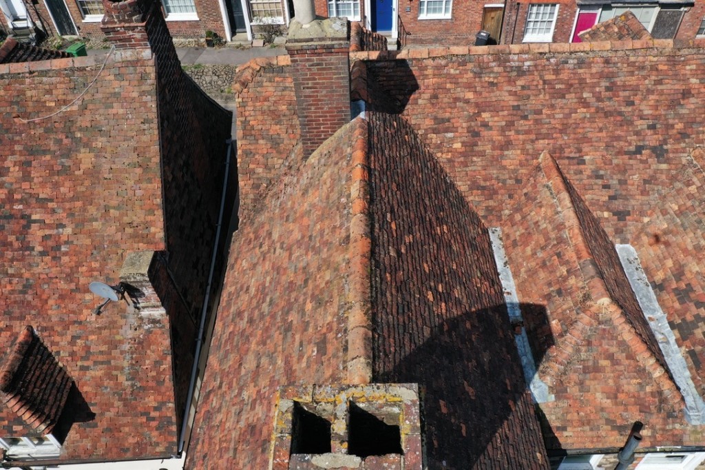 Lot: 76 - SHOP AND UPPER PARTS WITH PLANNING FOR CONVERSION - Above view of roof